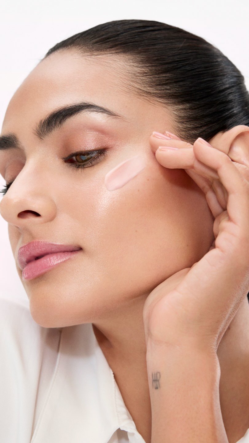 lorealparis 게시물 이미지: The finest duo for a flawless look: a serum...