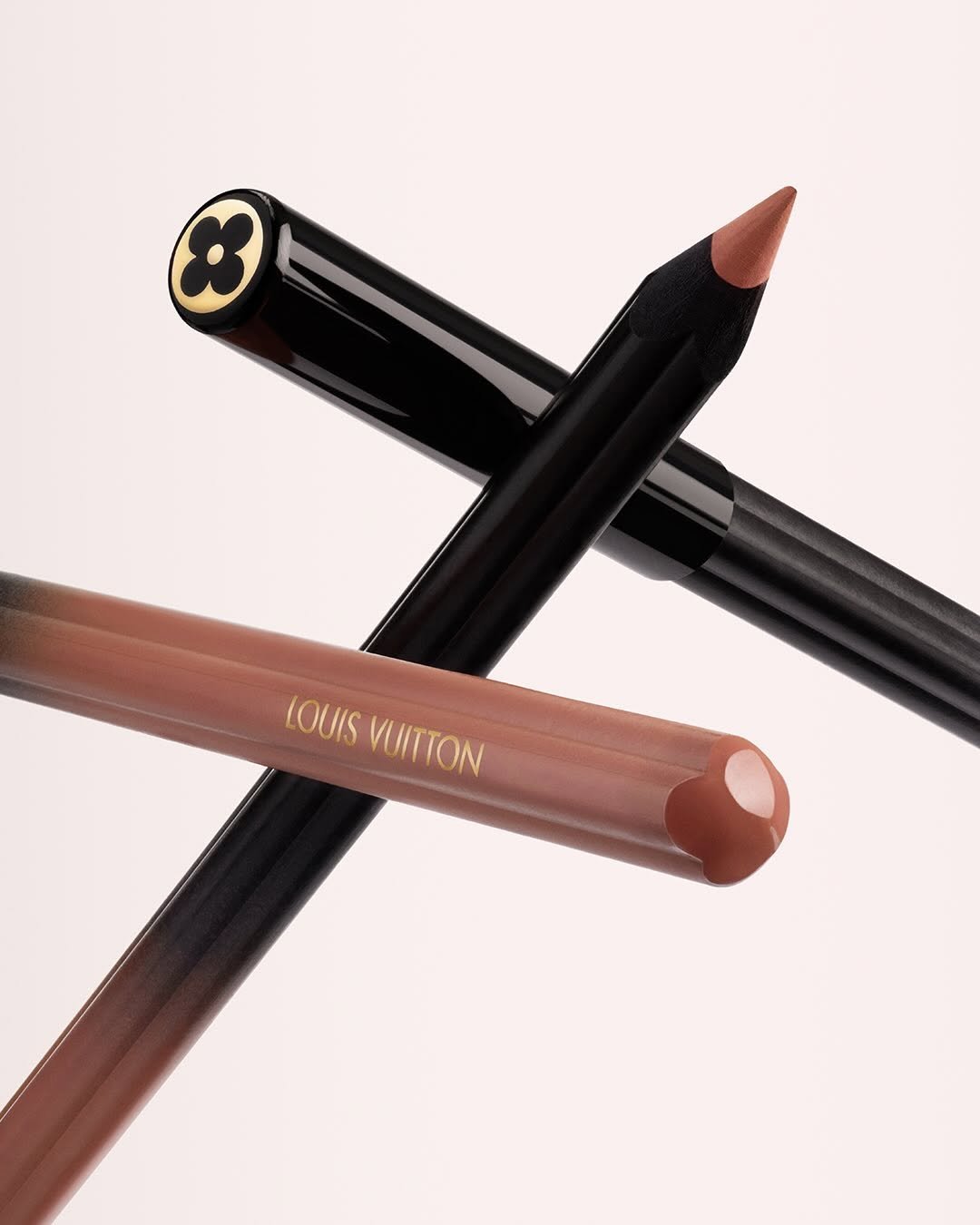 louisvuitton 게시물 이미지: Signature shape. LV Crayon by Dame Pat McGrath...