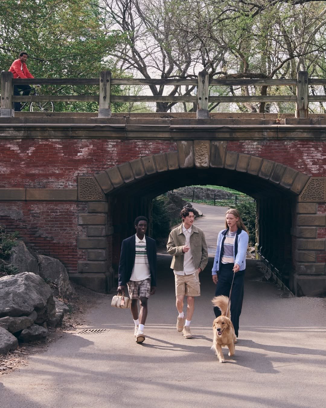 louisvuitton 게시물 이미지: Stroll in style. Airy tailoring and relaxed...