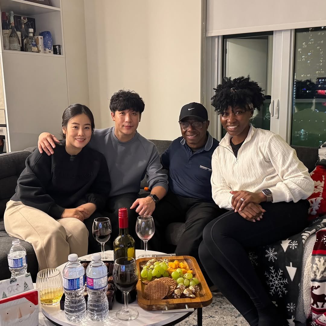 Photo by 러브에코 ʟᴏᴠᴇ ᴇᴄʜᴏ💗 진소희 on December 20, 2025. May be an image of one or more people, turtleneck, office and text.