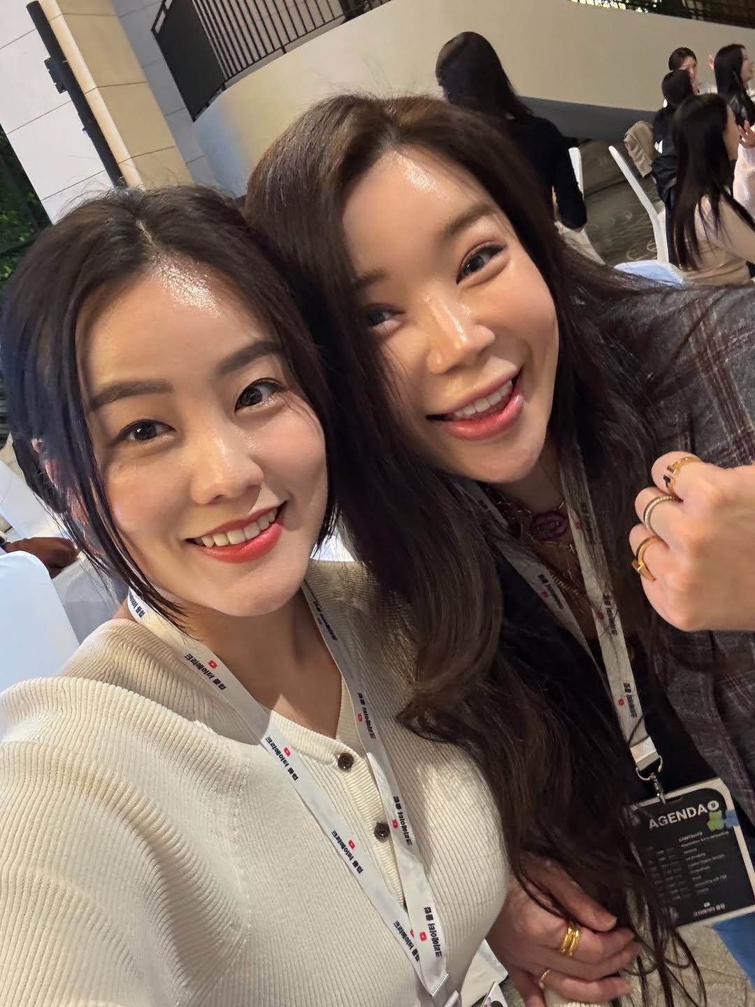 Photo by 러브에코 ʟᴏᴠᴇ ᴇᴄʜᴏ💗 진소희 on March 12, 2026. May be a selfie of one or more people, makeup and text.