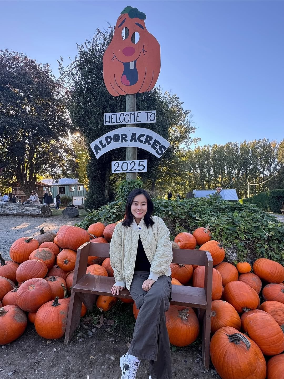 Photo by 러브에코 ʟᴏᴠᴇ ᴇᴄʜᴏ💗 진소희 on October 24, 2025. May be an image of scarecrow, pumpkin, gourd and text.