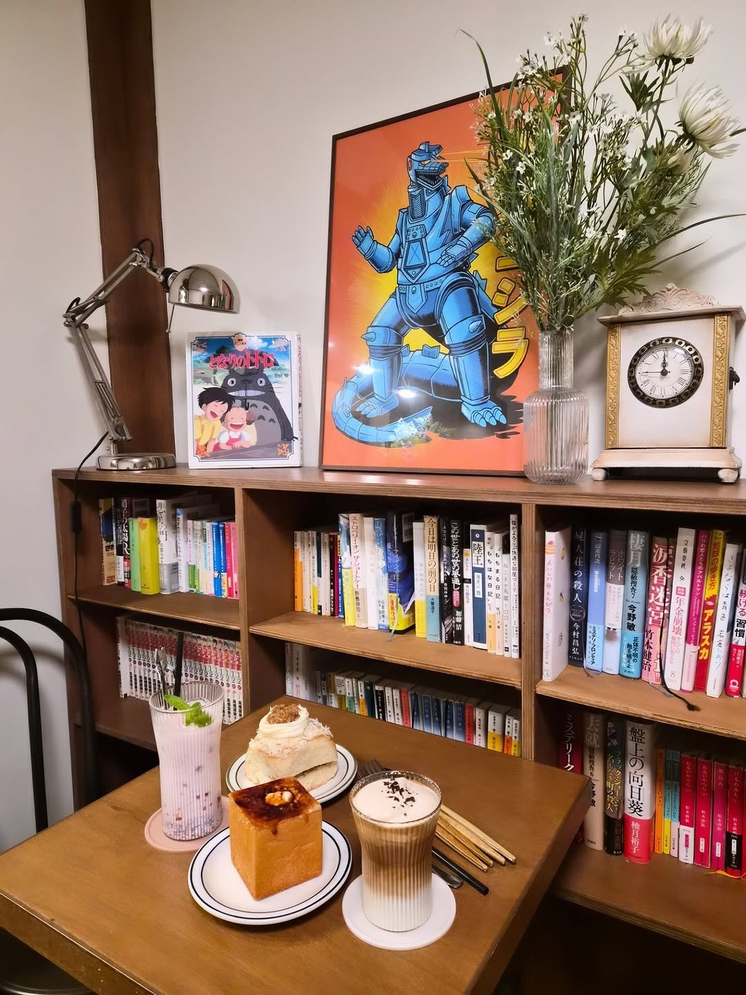 Photo by 분홍나비 on February 12, 2026. May be an image of book, shelf and text.