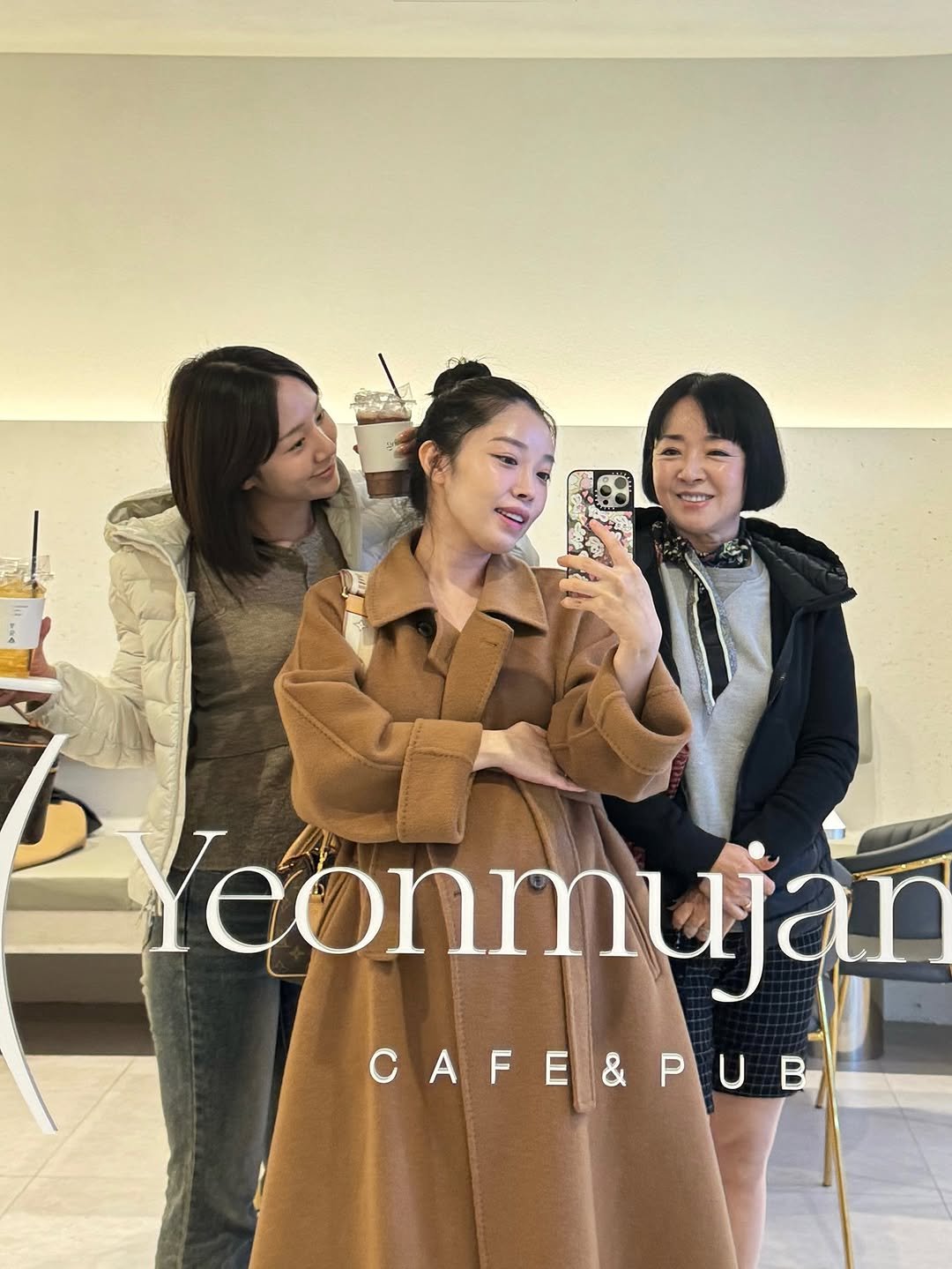 Photo by • 러블립진👄  강현진 on October 29, 2025. May be an image of one or more people, hair, duffle coat, overcoat, parka, cornflower and text that says 'Yeonm Yeonmujar CAFE&PUB'.