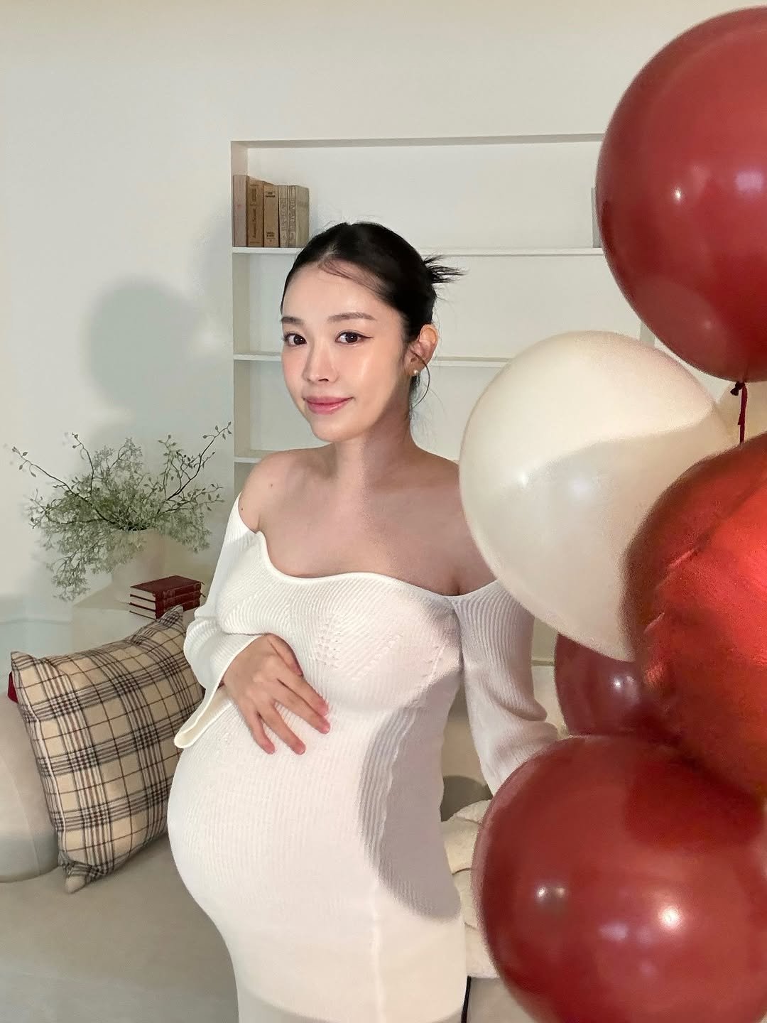 Photo by • 러블립진👄  강현진 on November 07, 2025. May be an image of balloon and text.