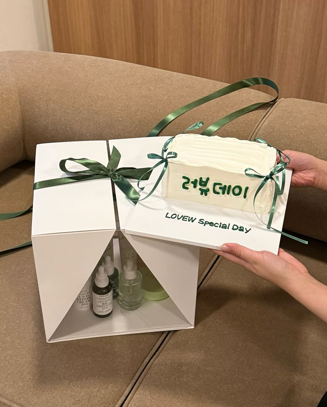 Photo by • 러블립진👄  강현진 on November 06, 2025. May be an image of fragrance, lotion, hamper, box, hand cream, cheesecake and text.