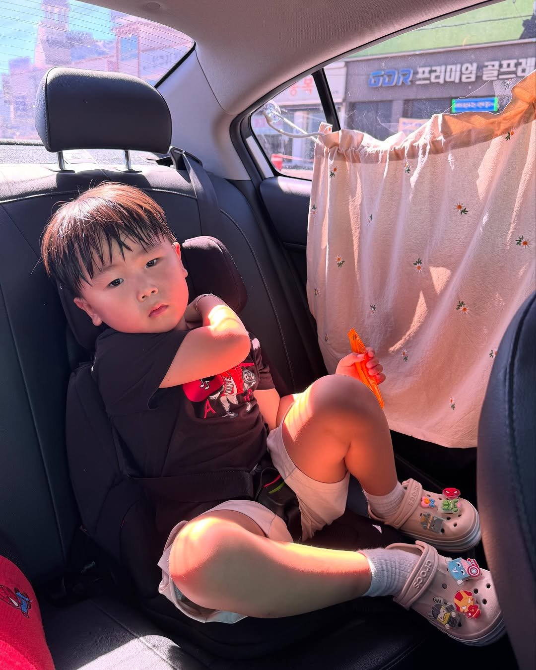 Photo by ❝ 👩🏻온유맘 | 👩🏻💻마이셀즈 정윤멘토 ❞ on July 31, 2025. May be an image of 1 person, baby, diaper, seatbelt and text.
