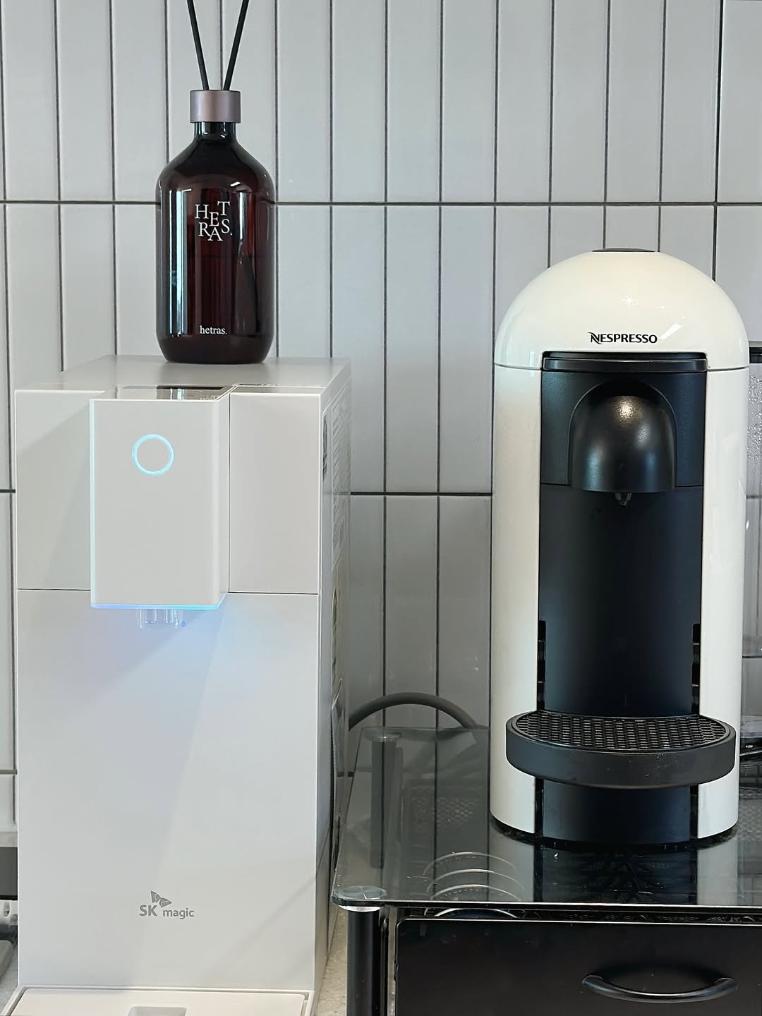 Photo shared by 박혜진 ㅣ 지아,지유 (아유맘)👧🏻 on November 07, 2025 tagging @skmagic_official. May be an image of tea maker, water heater, coffee maker, kitchen appliance, water filter, carafe and text that says '鶏一 H H-T RAS. hetris NESPRESSO D SK magic'.