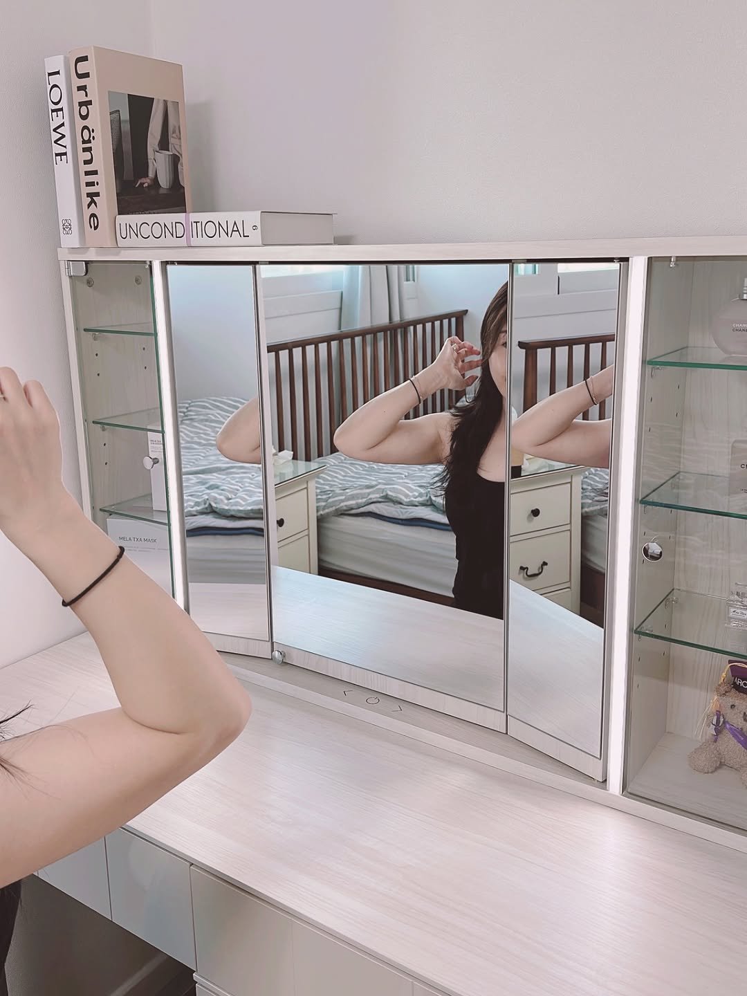 Photo shared by 박혜진 ㅣ 지아,지유 (아유맘)👧🏻 on January 29, 2026 tagging @tiennedesign. May be an image of one or more people, makeup, mirror and text.