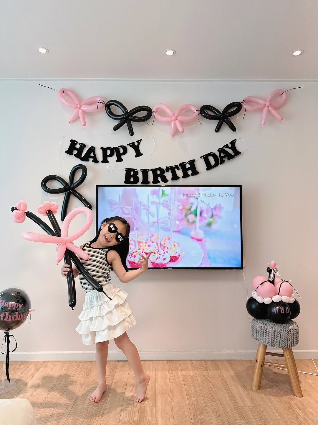 Photo shared by 박혜진 ㅣ 지아,지유 (아유맘)👧🏻 on August 17, 2025 tagging @kia0222. May be an image of 1 person, balloon, prairie gentian and text.