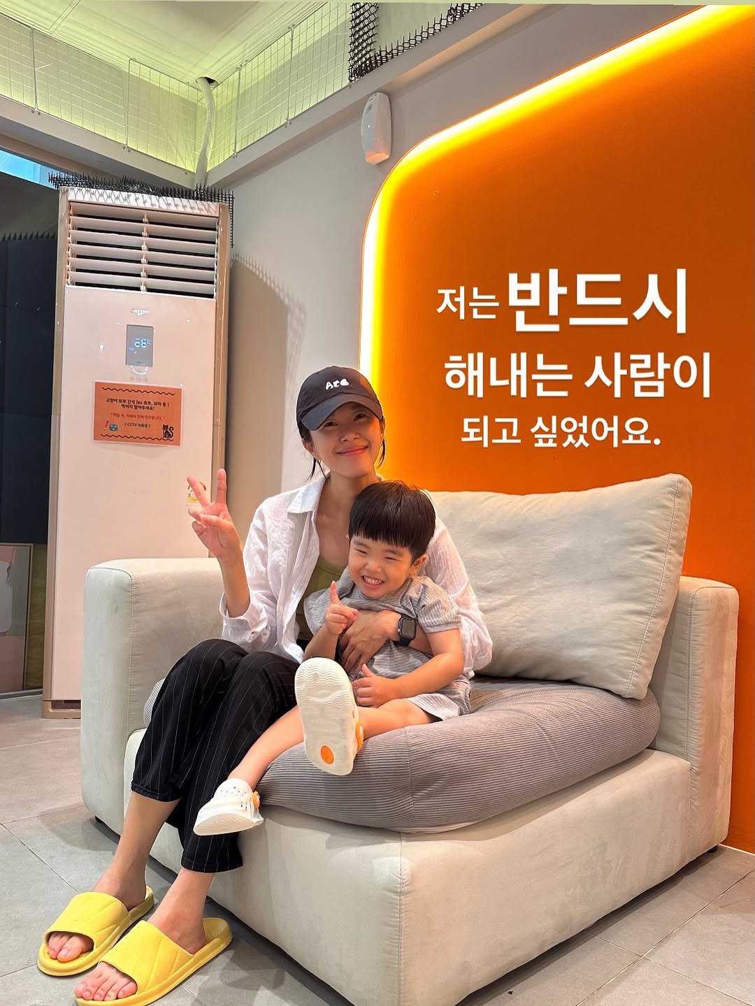 lovely_real_yeon 게시물 이미지: 불평만 하다가 아무것도 하지 않는 
사람이 있는가 반면,

모두가 늦었다고 말하는...