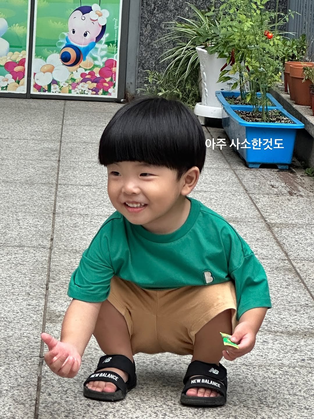 Photo shared by 로둥이네 | 로건맘 on August 05, 2025 tagging @syok100826. May be an image of 1 person, baby and text that says 'កុន O agan 아주사소한것도 아주 사소한것도 BALANCE 55 AB NEWBALANCE NEW BALANCE'.