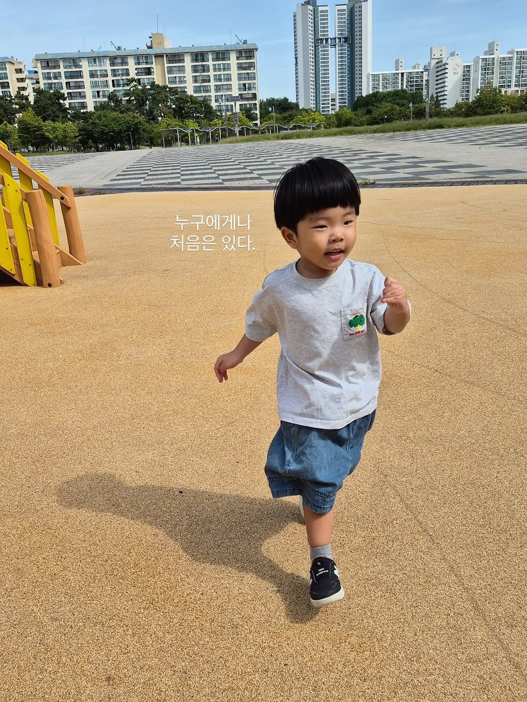 Photo shared by 로둥이네 | 로건맘 on September 22, 2025 tagging @syok100826. May be an image of 1 person, baby, park and text that says 'แล่ 누구에게나 처음은 있다.'.