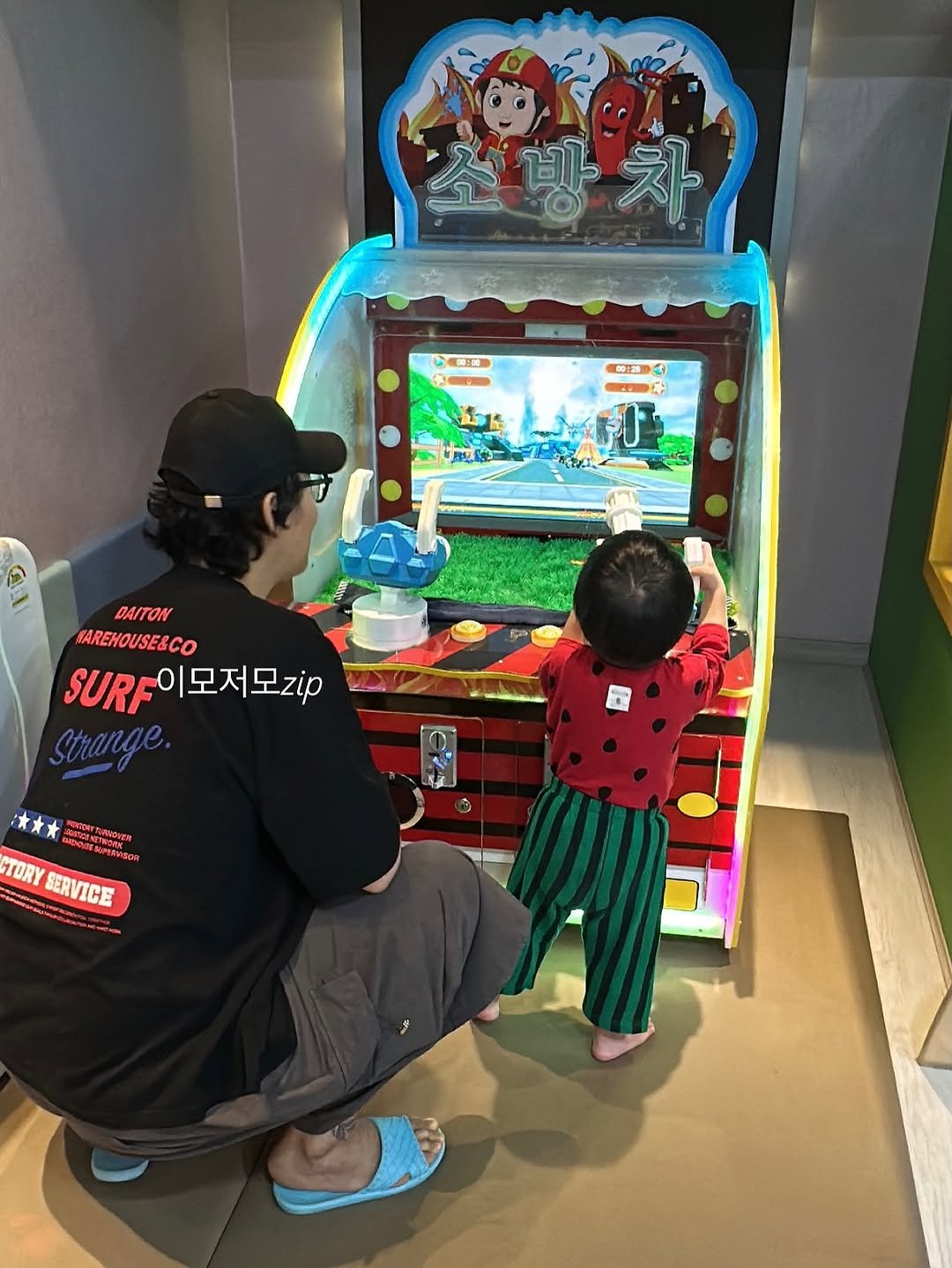 Photo shared by 로둥이네 | 로건맘 on October 01, 2025 tagging @syok100826. May be an image of 2 people, pinball machine, lego, cash machine and text.