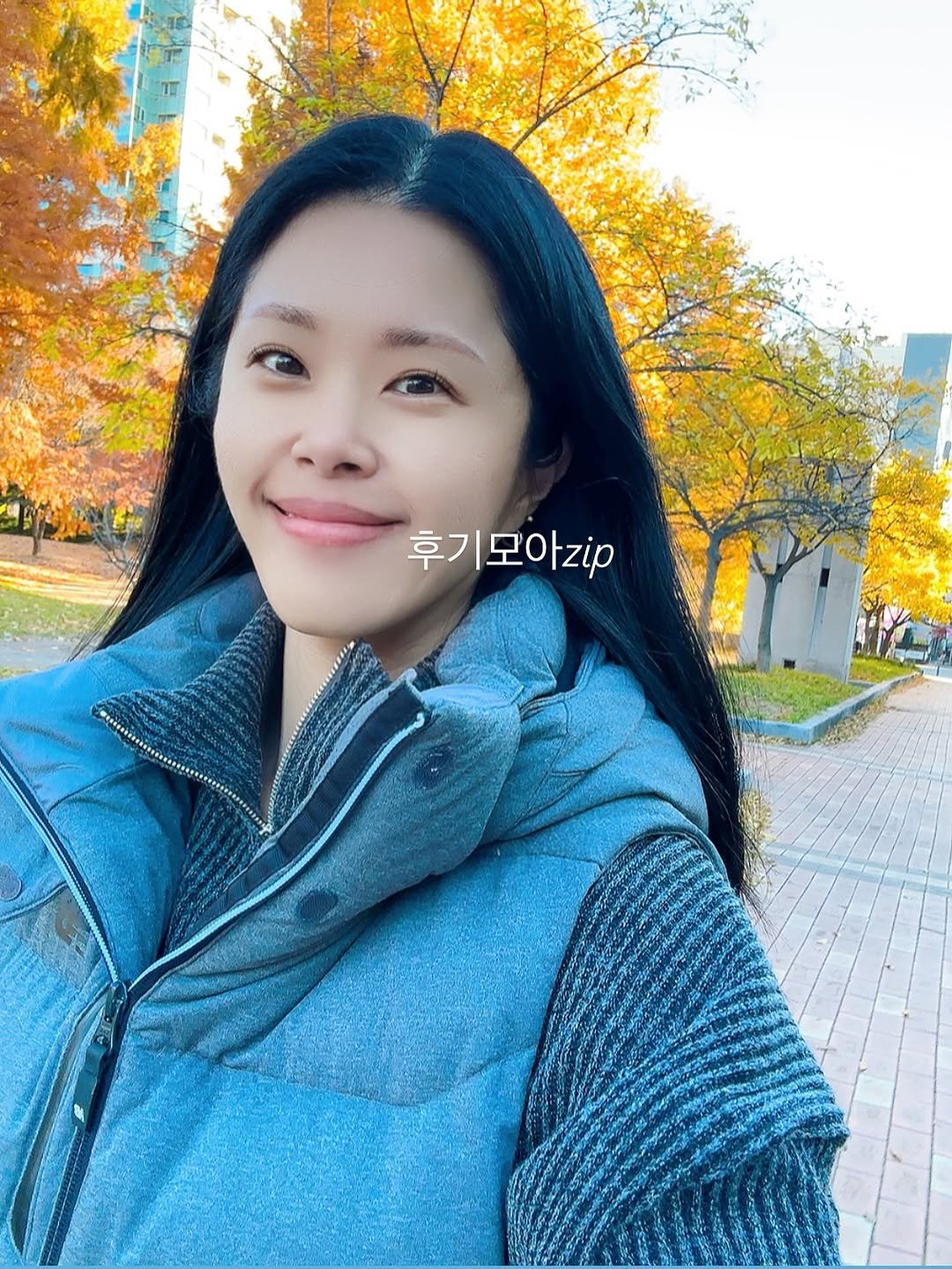 Photo shared by 로건맘 | 육아정보 온라인수익 on November 10, 2025 tagging @syok100826. May be a selfie of duffle coat, parka, outdoors and text that says '후기모아zip 후기'.