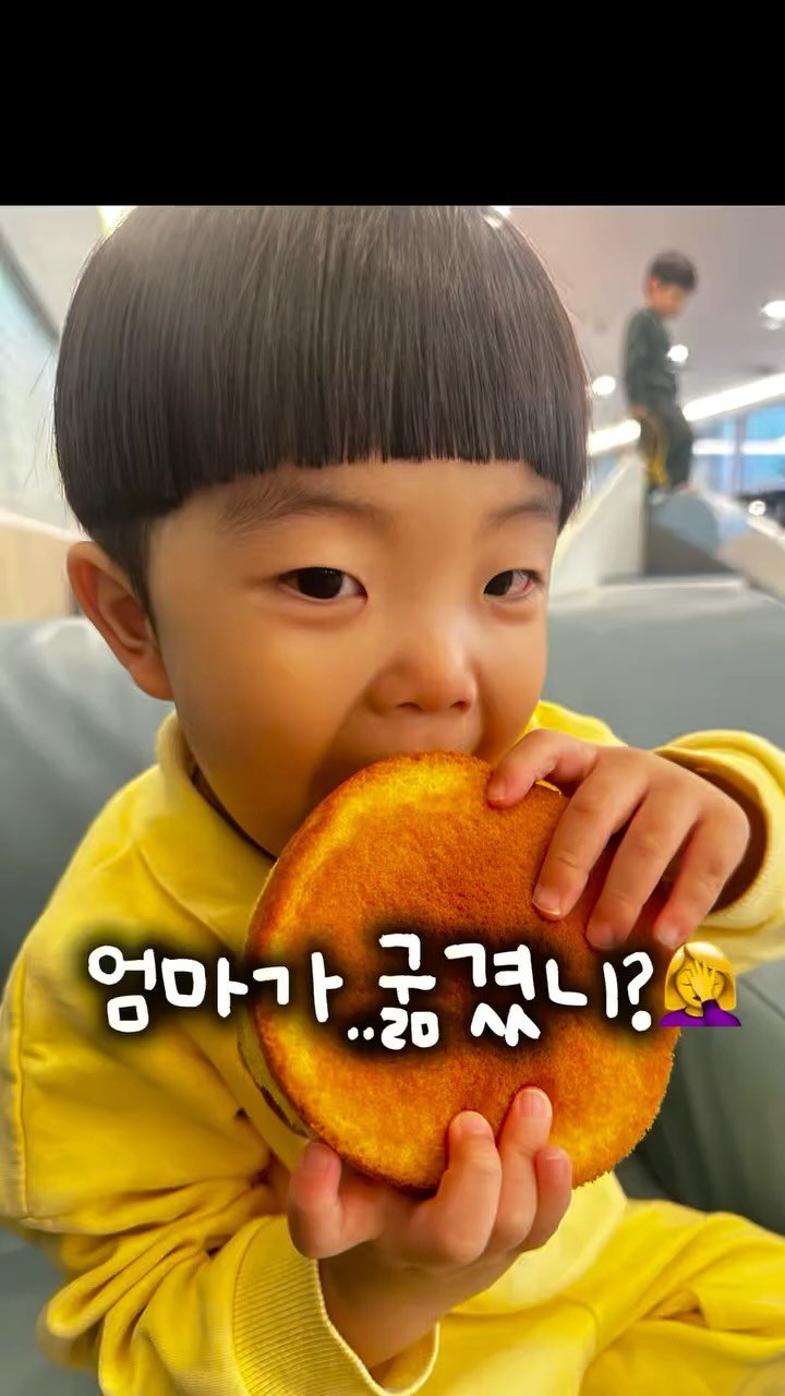 lovely_real_yeon 게시물 이미지: 나 쉬라고 둘이 나갔는데
그와중에 날라온 영상하나….

ㅋㅋㅋㅋㅋㅋㅋㅋㅋㅋㅋㅋ

#...