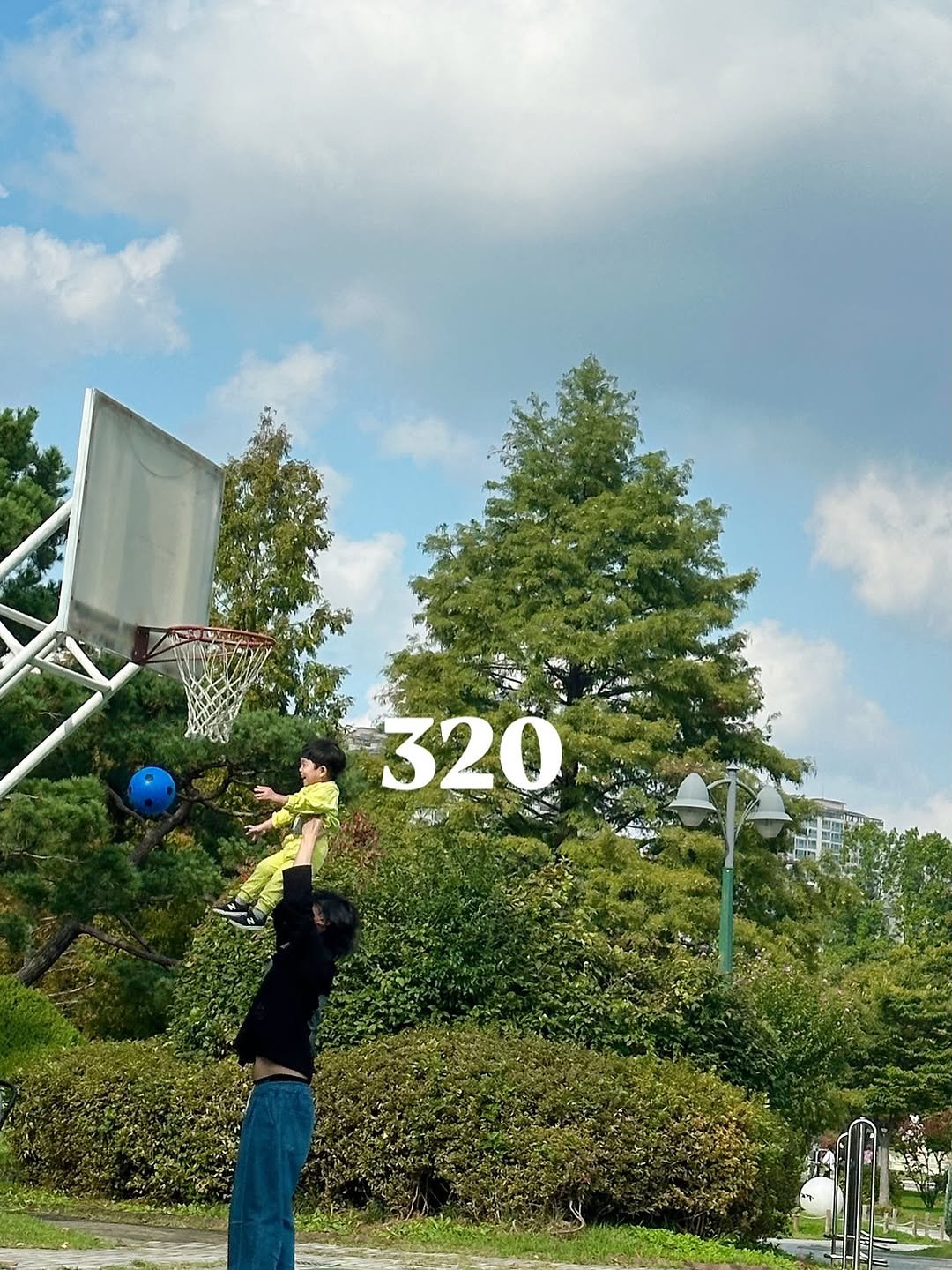 Photo shared by 로건맘 | 육아정보 온라인수익 on November 03, 2025 tagging @syok100826. May be an image of basketball, backboard, ball, park, basketball court and text.