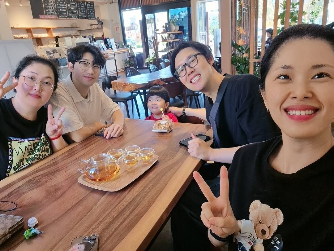 Photo shared by 로둥이네 | 로건맘 on September 21, 2025 tagging @bigsize_strawberry, @babyoksy, and @syok100826. May be a selfie of 4 people and text.