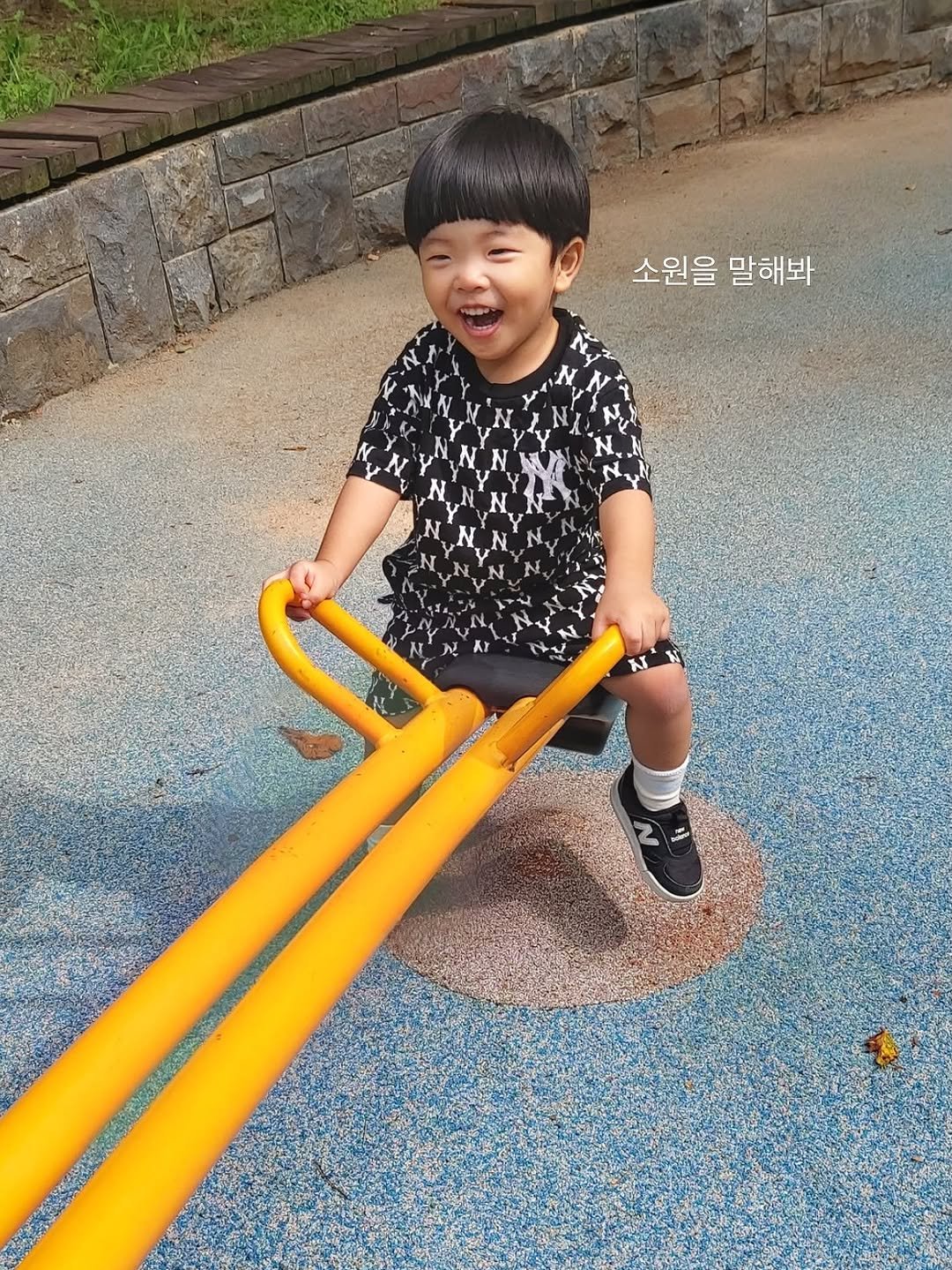 Photo shared by 로둥이네 | 로건맘 on September 23, 2025 tagging @syok100826. May be an image of 1 person, baby, slide, park and text.