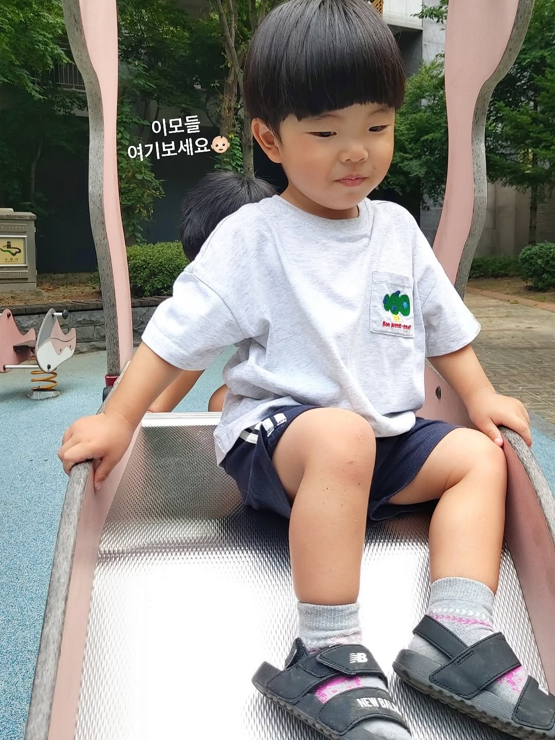 Photo shared by 로둥이네 | 로건맘 on August 11, 2025 tagging @syok100826. May be an image of 1 person, baby, baby shoes, slide and text that says '이모들 여기보세요 보세요 여기 2 SM -m'.