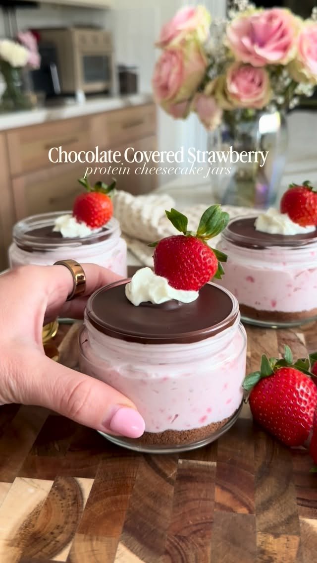 lovelydelites 게시물 이미지: 🍓🍫 CHOCOLATE COVERED STRAWBERRY CHEESECAKE...