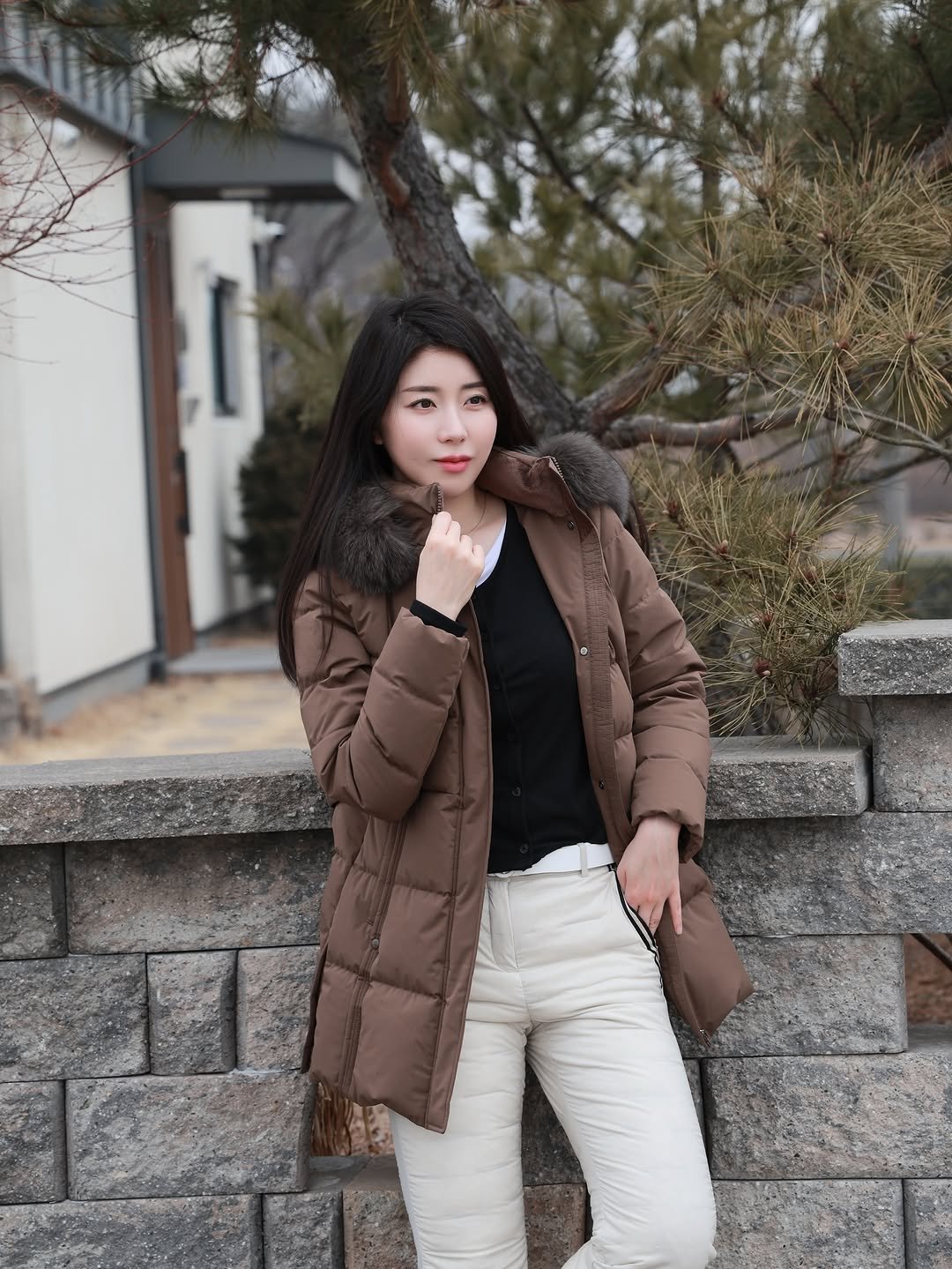 Photo shared by 김제니 on February 14, 2026 tagging @benjefegolf, and @__heute__. May be an image of duffle coat, goosedown coat, jacket, parka, outdoors and text.
