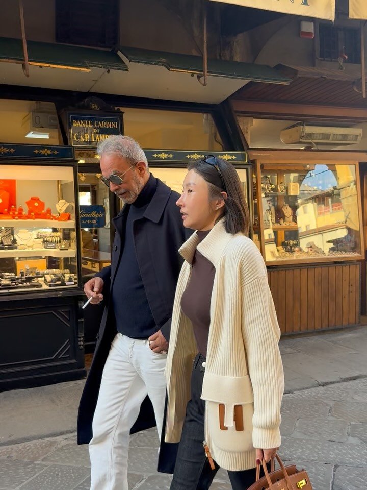 lovemomo0209 게시물 이미지: -
아니~~
예뻐서 따라 오는 줄 알았더니요~
멋쟁이 할아버지가 명함을 딱 꺼내...