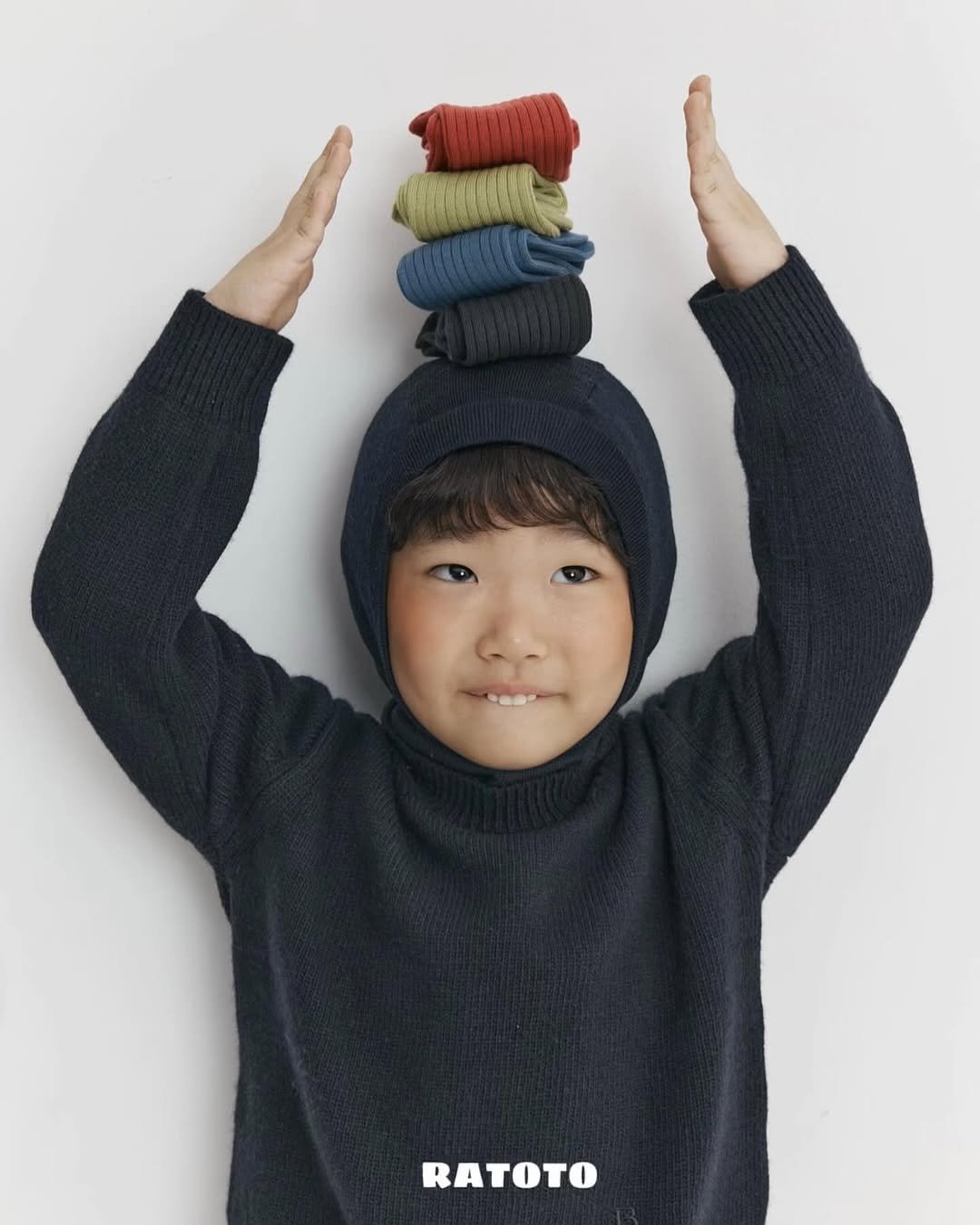 Photo by RATOTO/자체제작 on October 27, 2025. May be an image of child, hat, duffle coat, knit and text that says 'RATOTO'.
