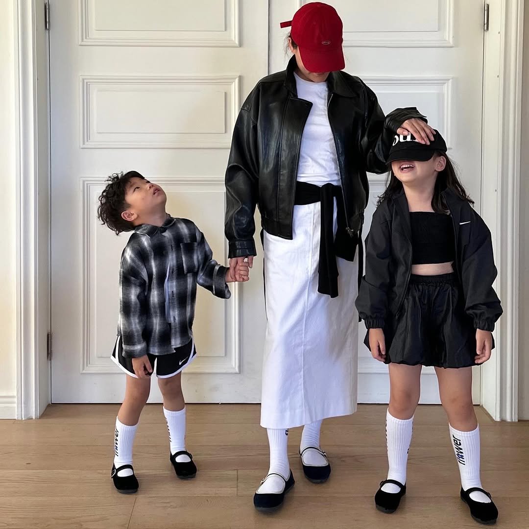 Photo by RATOTO/자체제작 on September 23, 2025. May be an image of 3 people, baby, sweatsuit, baby shoes and text.