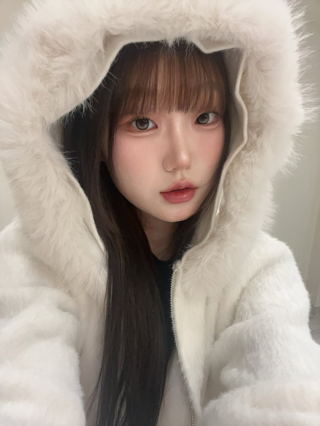 Photo by 강예빈 on January 06, 2026. May be an image of one or more people, hair, duffle coat, goosedown coat, parka and text.