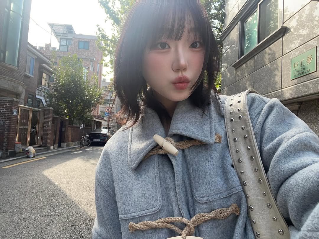 Photo by 강예빈 on October 27, 2025. May be an image of one or more people, hair, duffle coat, parka, jacket and text.