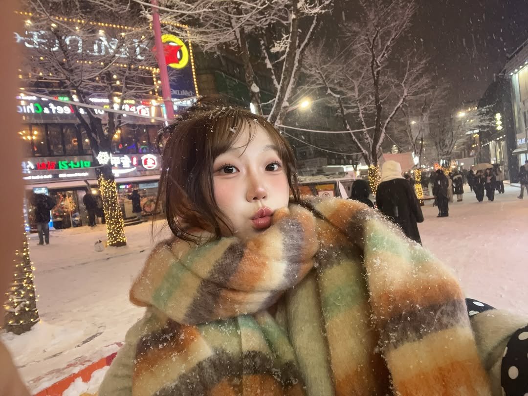 Photo by 강예빈 on January 26, 2026. May be an image of duffle coat, parka, snow and text.