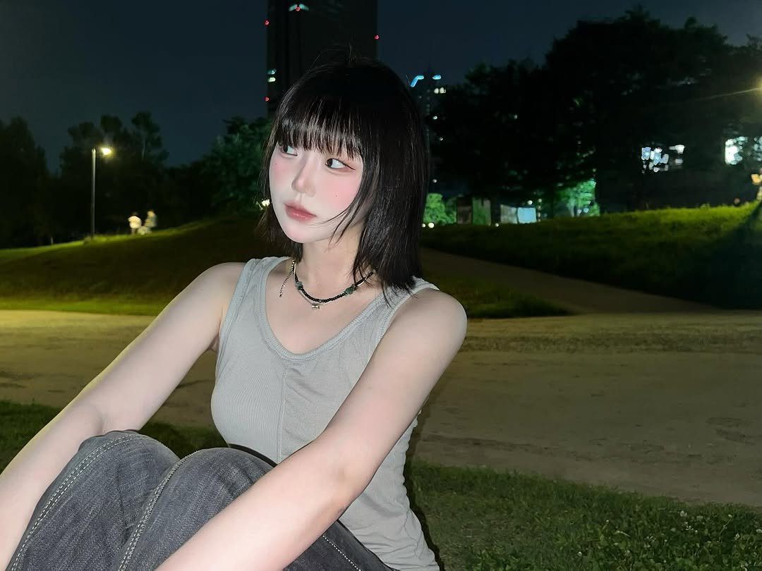 Photo by 강예빈 on July 07, 2025. May be an image of 1 person, hair, makeup, park, night and text.