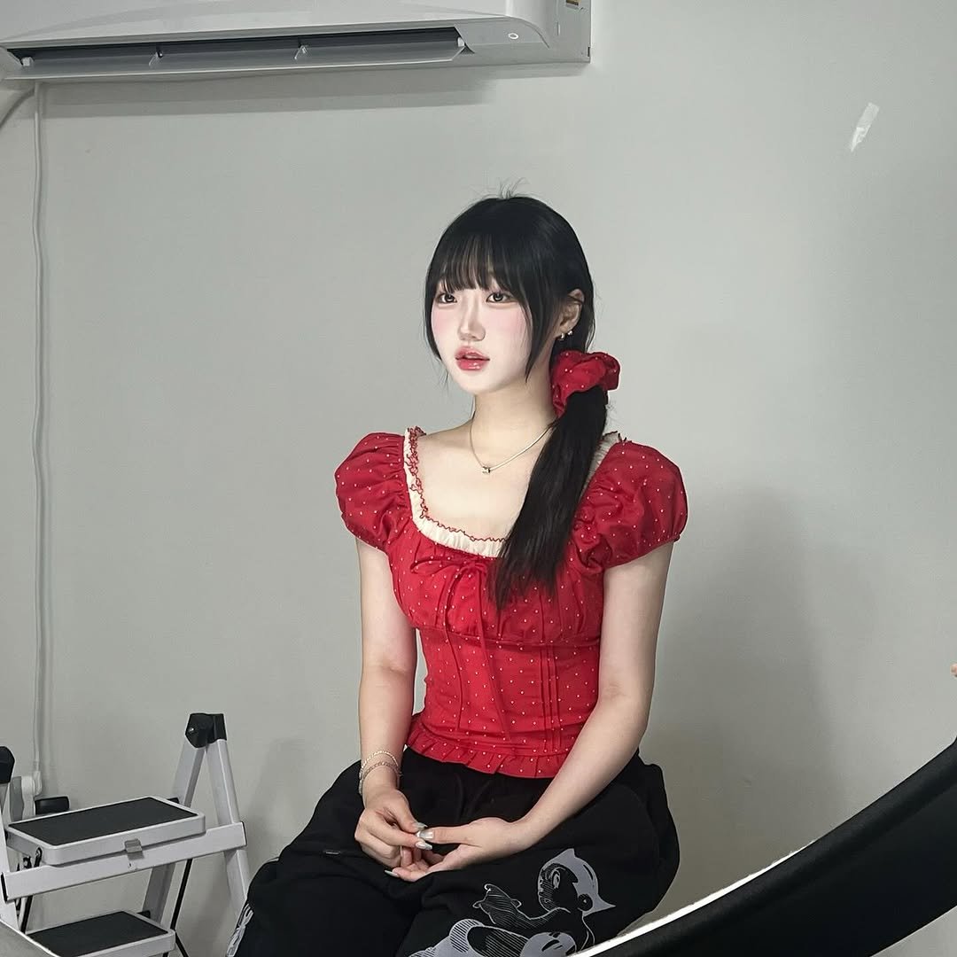 Photo by 강예빈 on August 08, 2025. May be an image of 1 person, braids, makeup, top and text.