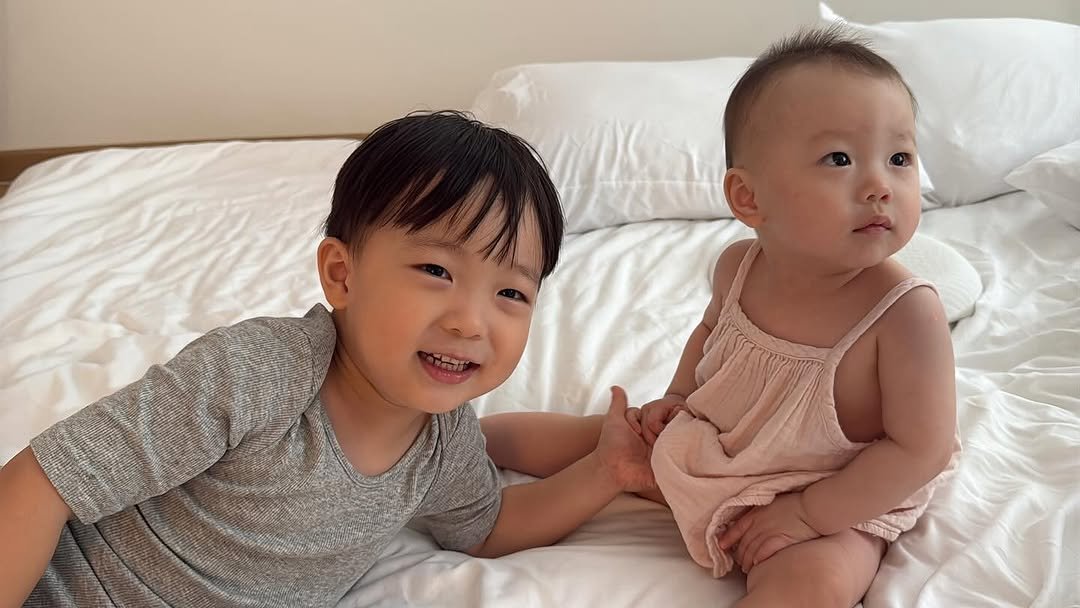 Photo by 이윤아 (태요미네) on September 24, 2025. May be an image of 2 people, baby, sleepwear, bedroom and text.