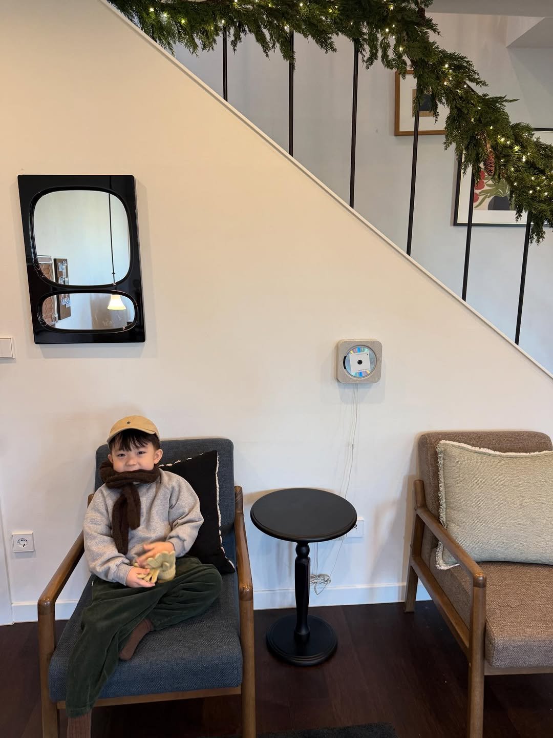 Photo by 이윤아 (태요미네) on December 28, 2025. May be an image of phone, duffle coat, telephone, cornflower and text.