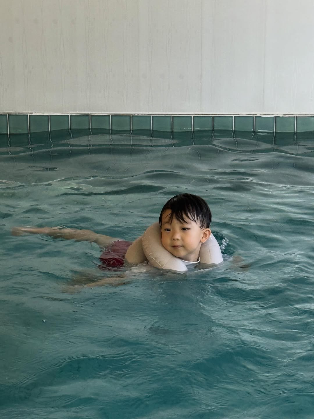 Photo by 이윤아 (태요미네) on September 29, 2025. May be an image of 1 person, swimming, pool and text.