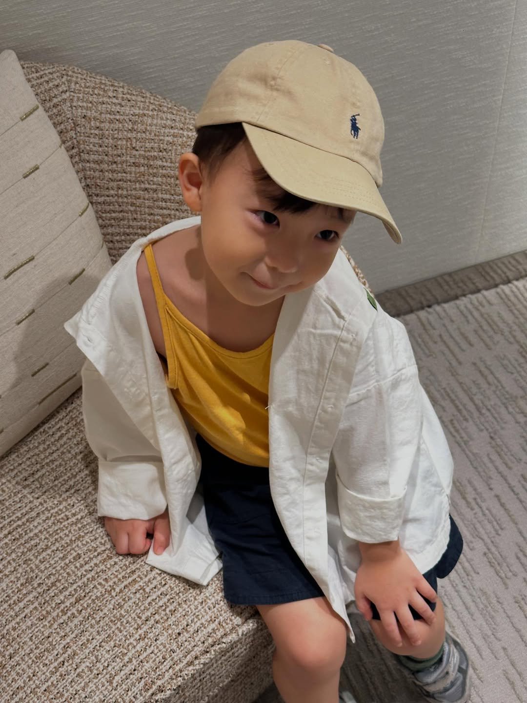 Photo by 이윤아 (태요미네) on September 27, 2025. May be an image of 1 person, baby, hat, duffle coat, raincoat and text.