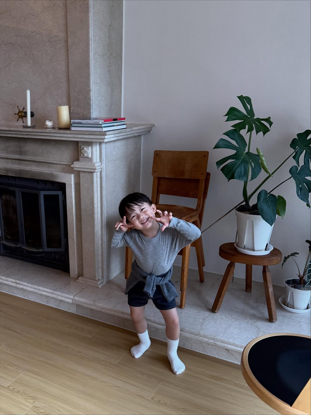Photo by 이윤아 (태요미네) on September 23, 2025. May be an image of 1 person, child, house plant and text.