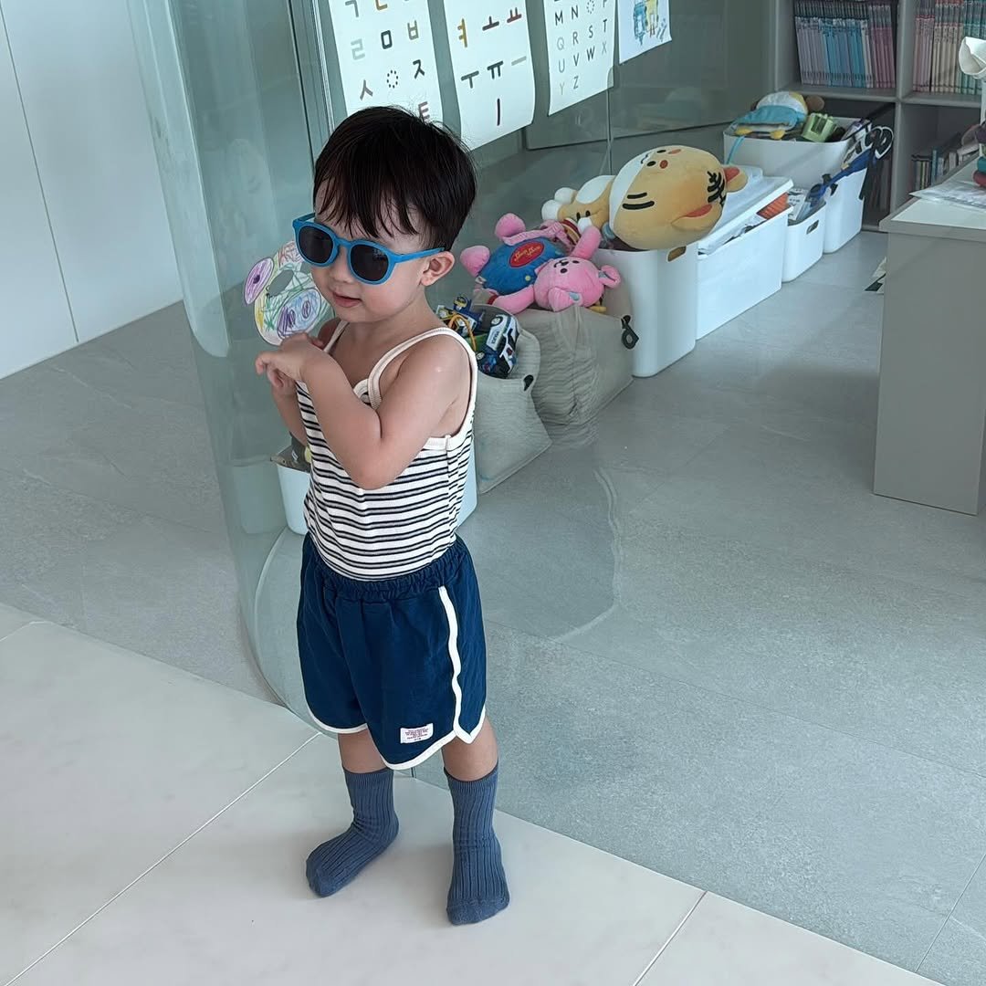 Photo by 이윤아 (태요미네) on September 21, 2025. May be an image of 1 person, baby, baby shoes and text.