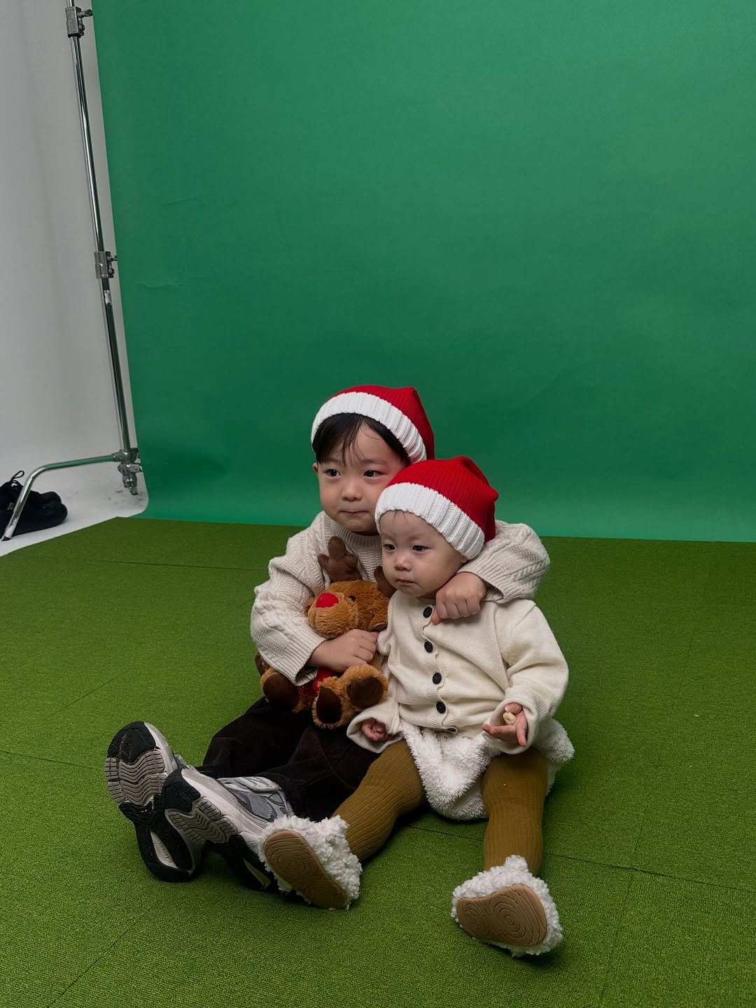 Photo by 이윤아 (태요미네) on December 31, 2025. May be an image of baby, duffle coat and text.