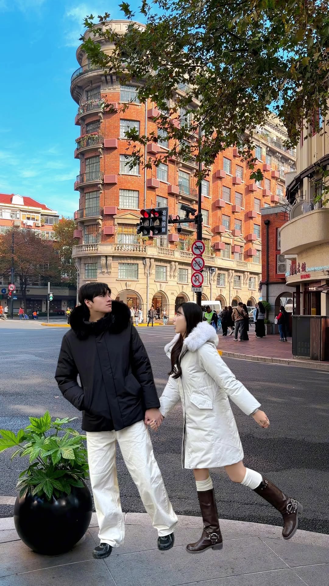 lovyeun 게시물 이미지: 도심 카페부터 공원, 
어디에 서 있어도 우리만 멈춘 듯한 ‘멈칫샷’ 모드...