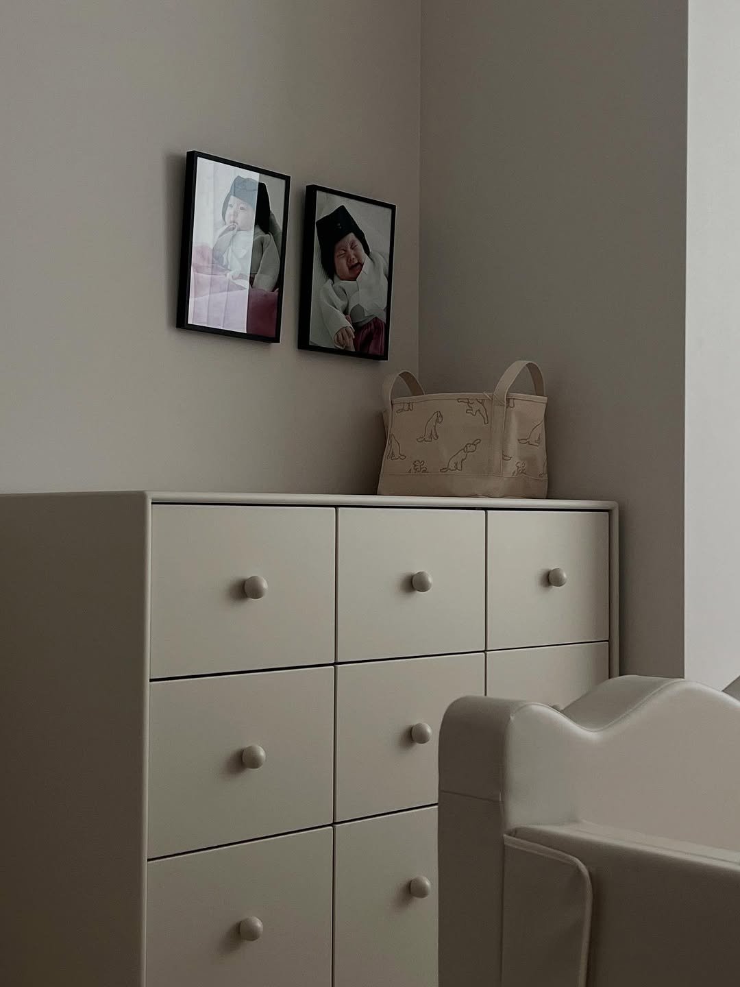 Photo shared by 이윤아 on August 03, 2025 tagging @bacci.shop. May be an image of 2 people, baby bed, mattress, bureau, indoors, bedroom and text.
