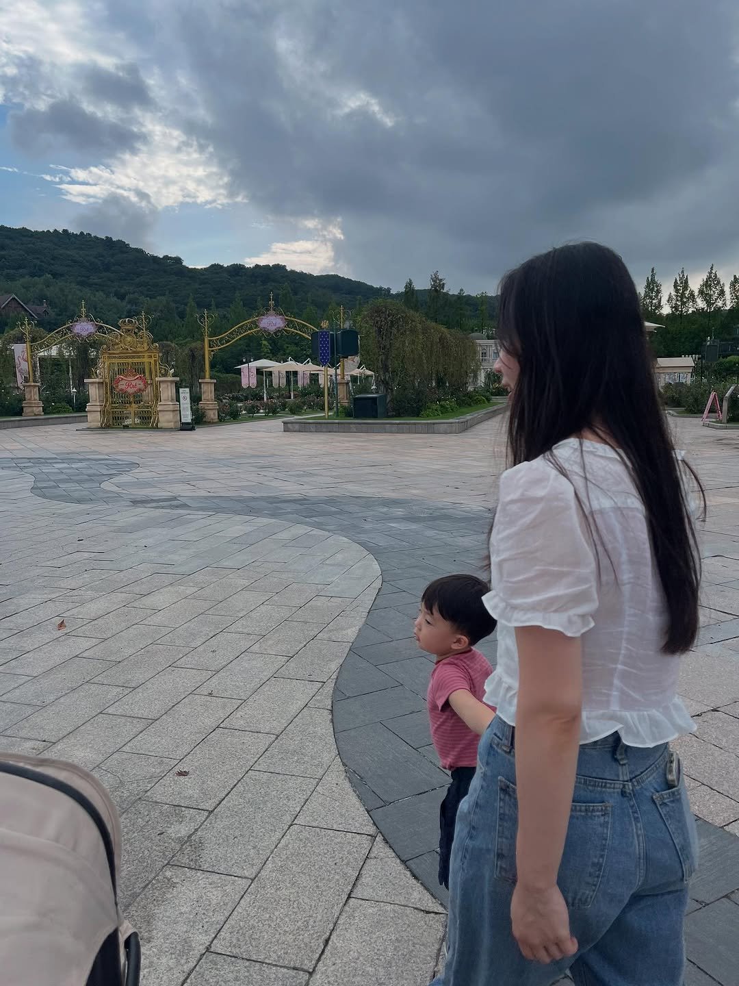 Photo by 이윤아 on August 16, 2025. May be an image of 3 people, baby, people standing, buggy, pie, outdoors and text.