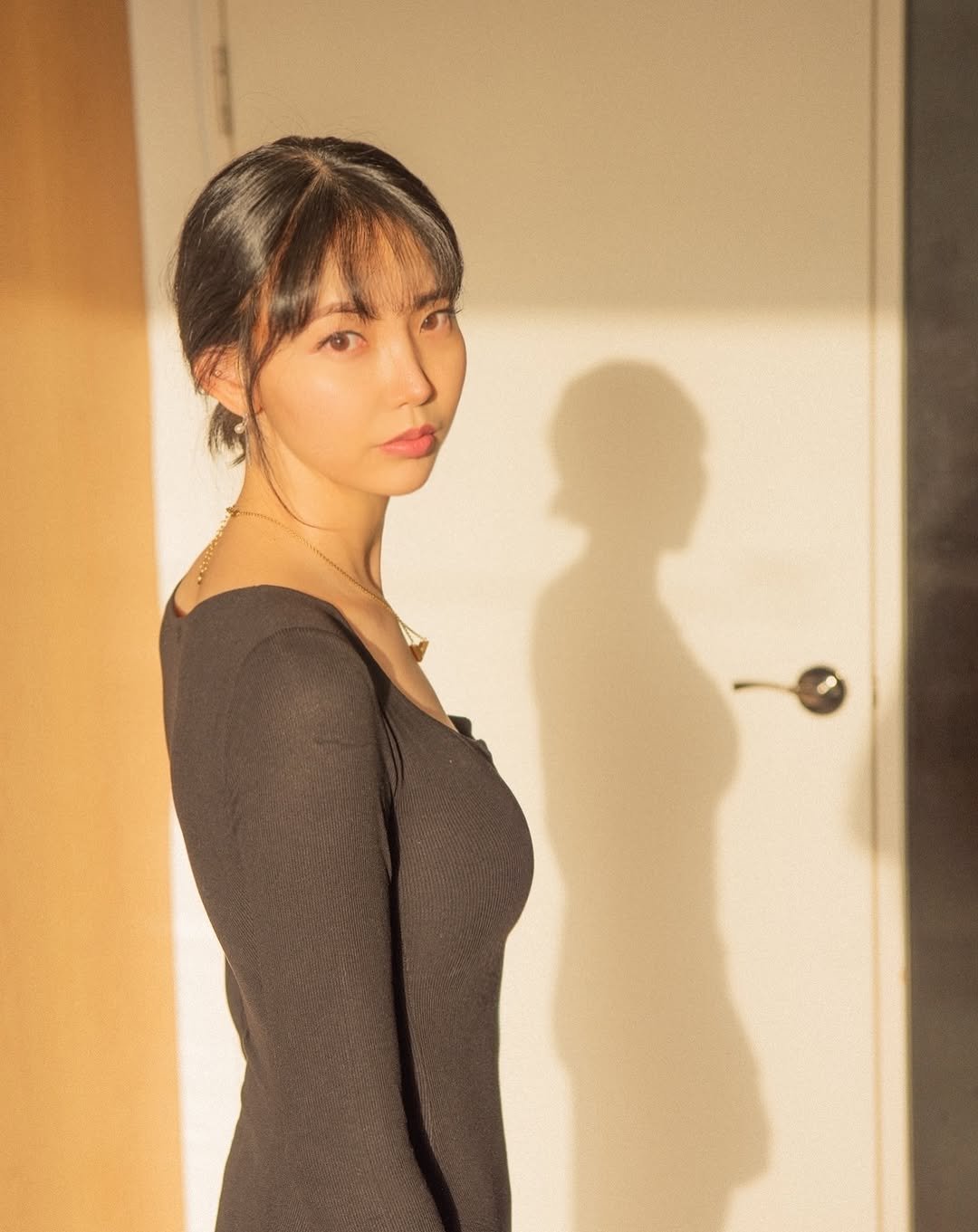 Photo by 이선미 on June 09, 2025. May be an image of one or more people, hair, turtleneck, dress, sundress and text.