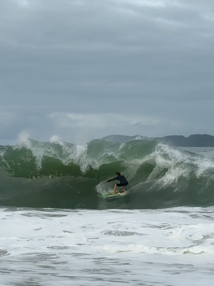 lucasfink 게시물 이미지: Uma session de skimboard na melhor onda do...