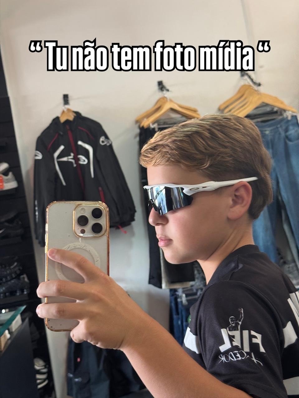 Photo shared by Lucas Parisato on October 28, 2025 tagging @hudsonudg. May be a meme of ‎glasses, helmet and ‎text that says '‎"Τα não tem foto mídia" م JR KEy 0F X003‎'‎‎.