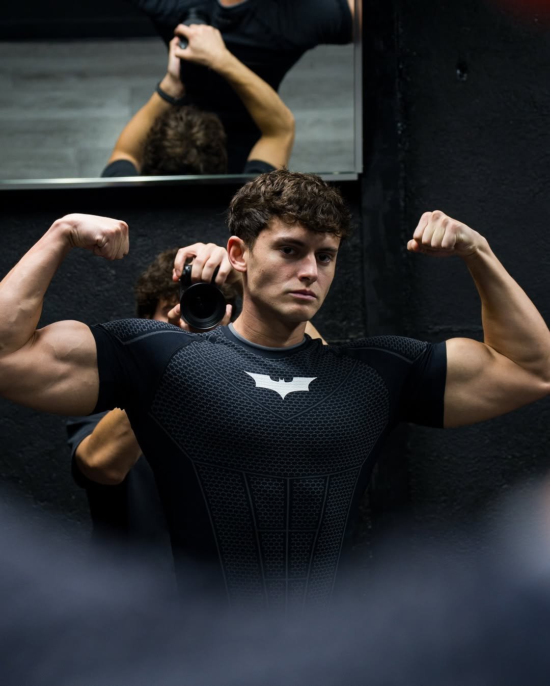 Photo by Lucas Popan on November 25, 2025. May be an image of one or more people, biceps, people bodybuilding, activewear, barbell, sportswear and text.