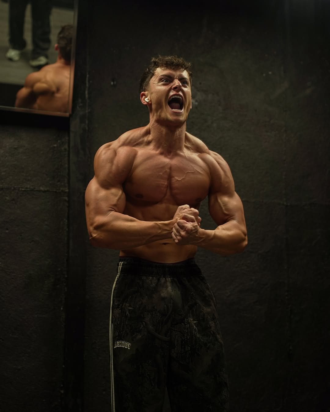 Photo by Lucas Popan on October 16, 2025. May be an image of one or more people, biceps, people bodybuilding, dumbbell and text.