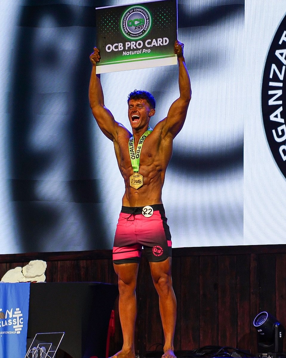 Photo by Lucas Popan on October 12, 2025. May be an image of one or more people, biceps, people bodybuilding and text that says 'COMPET COWPAI CAN PRO DUN OCB Natural PRO OCBPROCARD Pro CARD ฟ ANI ಹಿవ్ి 22 N우 ASS AMPONSHIP- ONSHIP'.